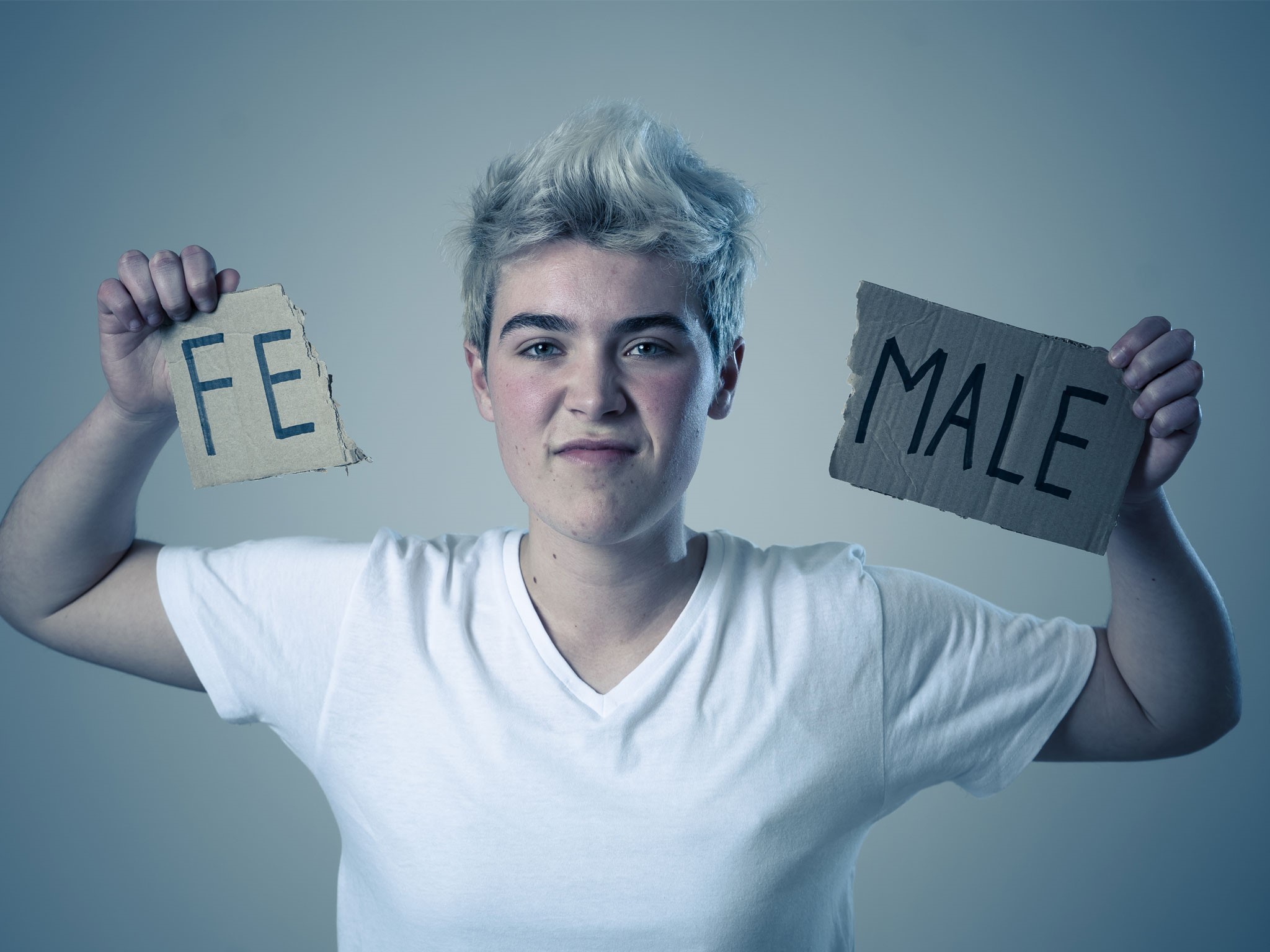 зхскурсед мана брейк. Be right back. Right break. Right break. человек с табличкой в руках.