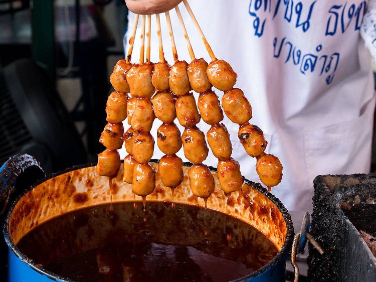 15 ร้านอาหารริมทางเจ้าเด็ดย่านบางลำพูที่ส่งต่อความอร่อยจากรุ่นสู่รุ่น