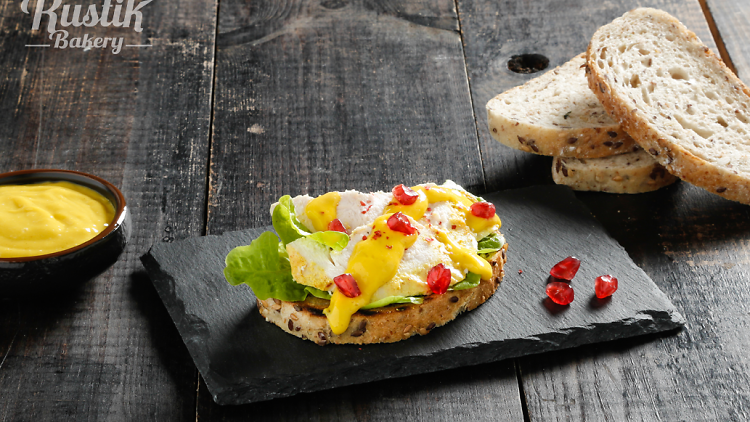 Tostas de pollo tika con salsa de mango