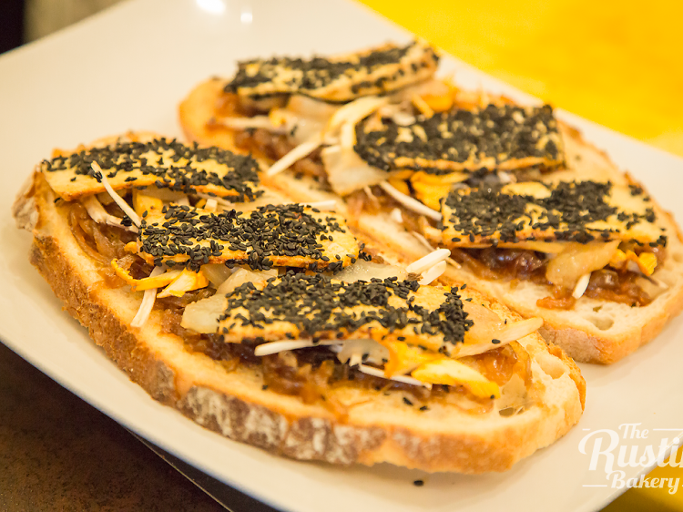 Tostas veggie con cebolla, pera y tofu