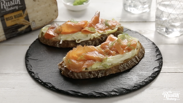 Tostas de puerros, salmón y mayonesa de miel