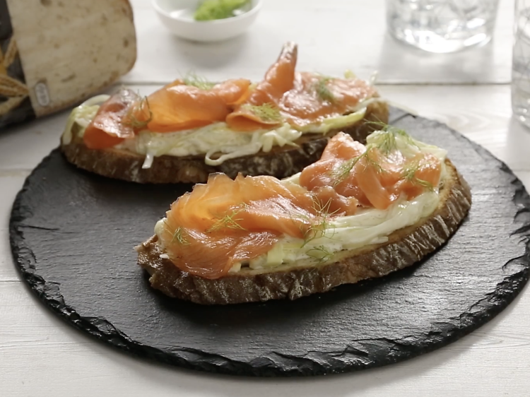 Tostas de puerros, salmón y mayonesa de miel