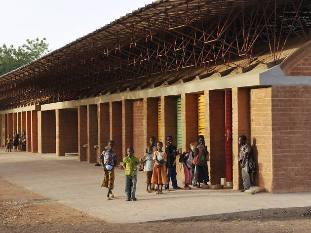 francis keré na exponor A escola primária de Gando, no Burkina Faso