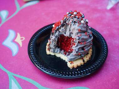 Best Disneyland food Fantasyland grey stuff gateau Best Disneyland food Fantasyland