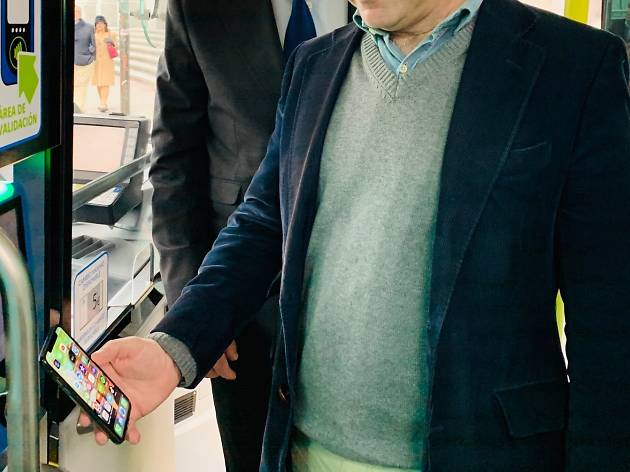 pago con tarjeta móvil en el autobús pago con tarjeta móvil en el autobús