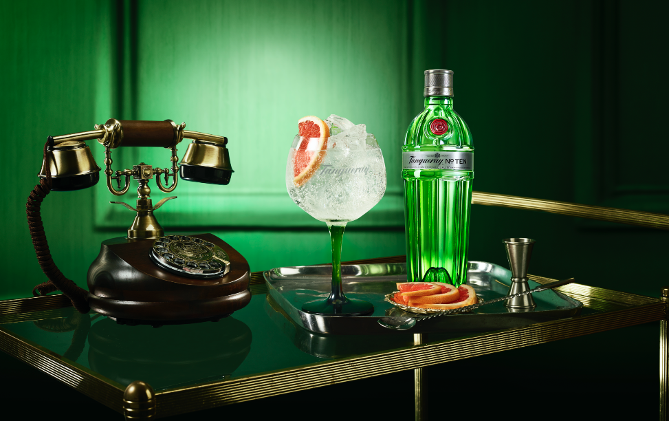 Pub date. Gin Tanqueray. Джин Блумсбери. Джин Tanqueray ten. Реклама Tanqueray с женщиной.