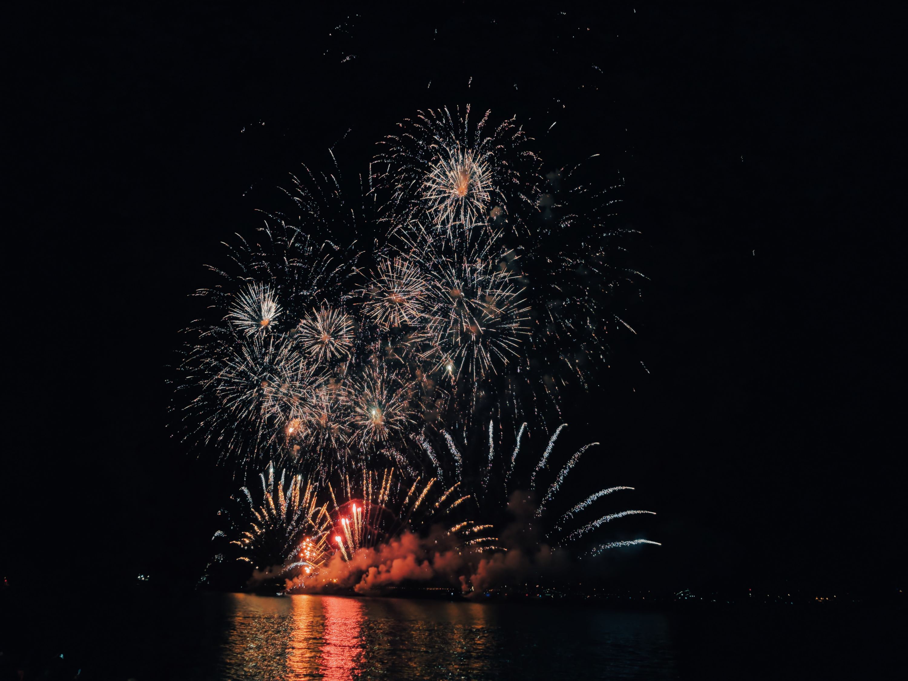 É certo soltar fogos de artifício de noite quando há jogos de