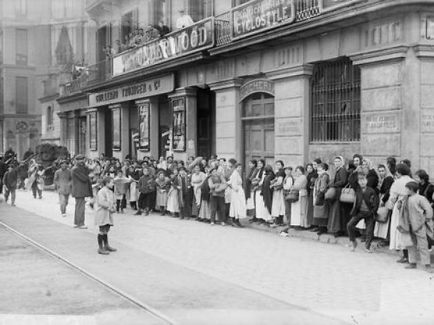 Cua davant una carboneria del carrer Balmes amb motiu de la vaga de La Canadenca, Barcelona. Febrer de 1919. Fons Brangulí Cua davant una carboneria del carrer Balmes amb motiu de la vaga de La Canadenca, Barcelona. Febrer de 1919. Fons Brangulí