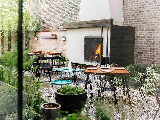 30 Chicago Bars And Restaurants With Fireplaces