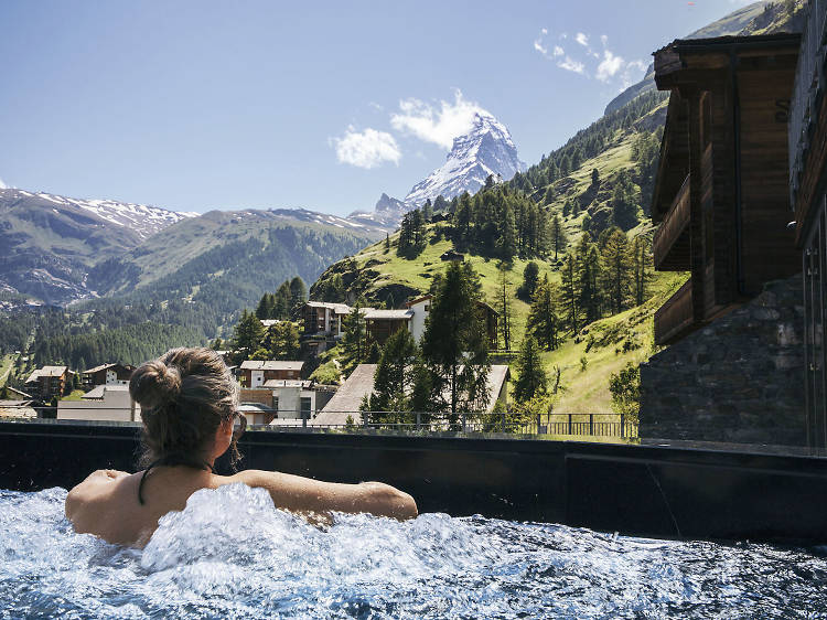 Sit in the outdoor bath watching the Matterhorn