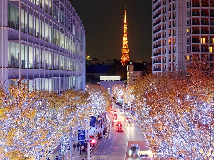 Giant Robot towers over Tokyo To celebrate the 30th anniversary of