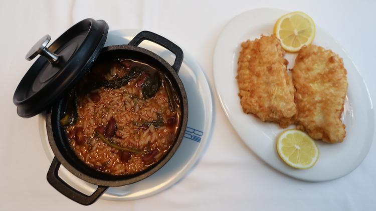 Filetes de pescada com arroz de feijão 