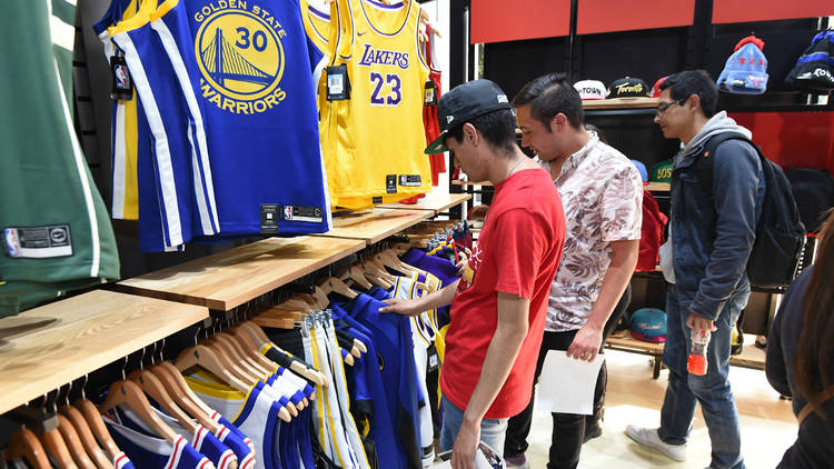 Al aire libre componente Mártir Ya está abierta la primera tienda oficial de la NBA en México
