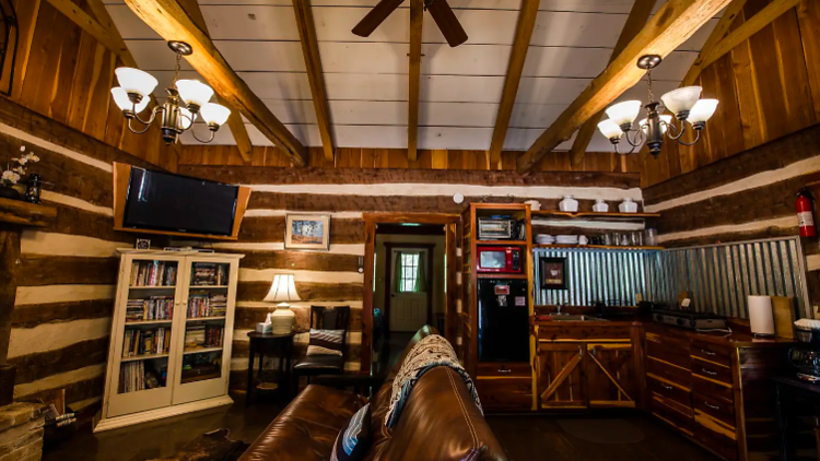 The wooden cabin with nature trail in Lindale