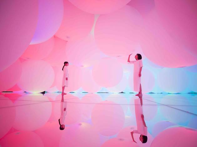 Expanding Three-Dimensional Existence in Transforming Space - Flattening 3 Colors and 9 Blurred Colors, Free Floating, 2009-2018, Interactive Installation, Endless, Sound: Hideaki Takahashi Expanding Three-Dimensional Existence in Transforming Space - Flattening 3 Colors and 9 Blurred Colors, Free Floating, 2009-2018, Interactive Installation, Endless, Sound: Hideaki Takahashi