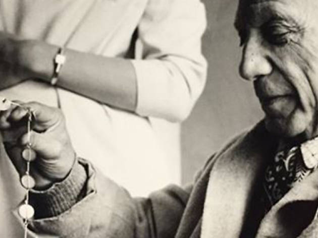 Picasso examinant un collaret Picasso examinant un collaret