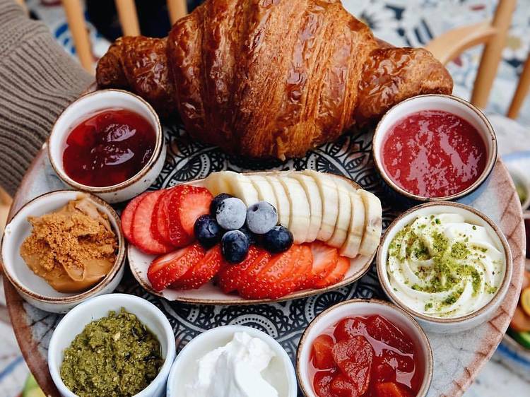 Brekkie Croissant & Cookie