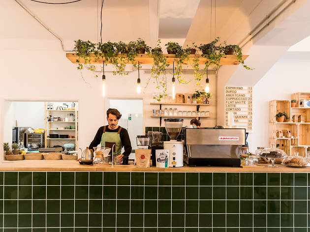 Kaya, Café, Cabeleireiro