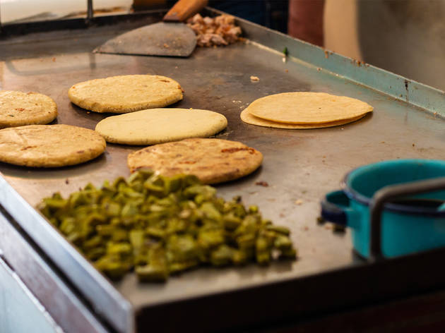 Tres con Todo: taquería de barrio con tacos de panza, tortas y gorditas. Tres con Todo: taquería de barrio con tacos de panza, tortas y gorditas.