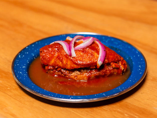 Tres con Todo: taquería de barrio con tacos de panza, tortas y gorditas. Tres con Todo: taquería de barrio con tacos de panza, tortas y gorditas.