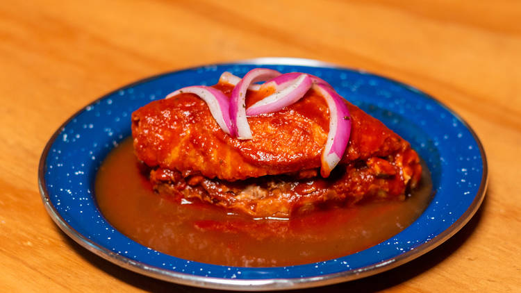 Tres con Todo: taquería de barrio con tacos de panza, tortas y gorditas.