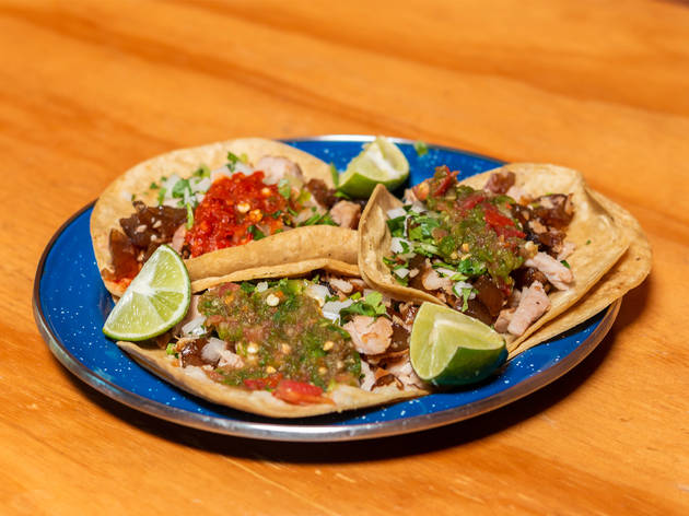 Tres con Todo: taquería de barrio con tacos de panza, tortas y gorditas. Tres con Todo: taquería de barrio con tacos de panza, tortas y gorditas.