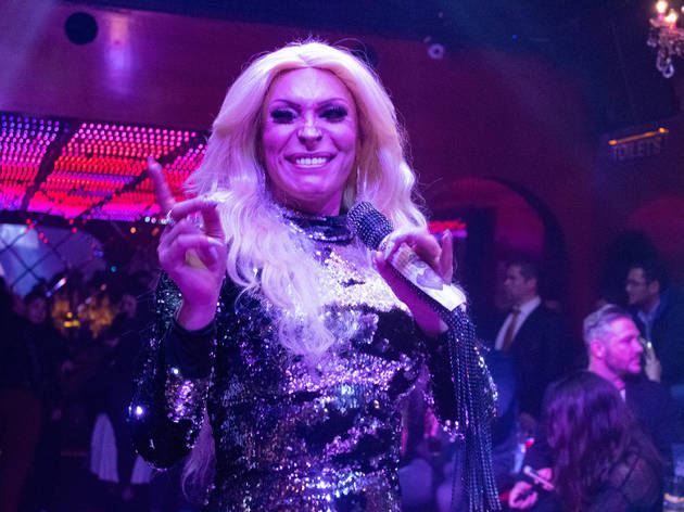 Salón Gardenia. Como lo viste en La casa de las flores: Yuri, Gloria Trevi en este antro gay Salón Gardenia. Como lo viste en La casa de las flores: Yuri, Gloria Trevi en este antro gay