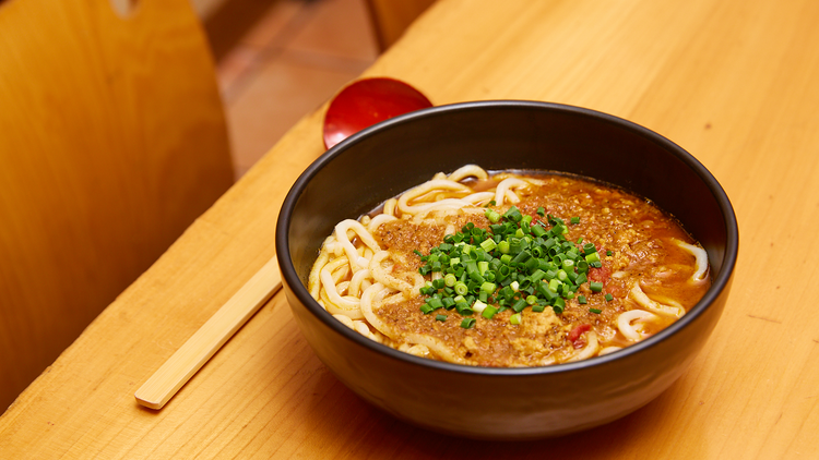 こだわりカレーうどんをすする。