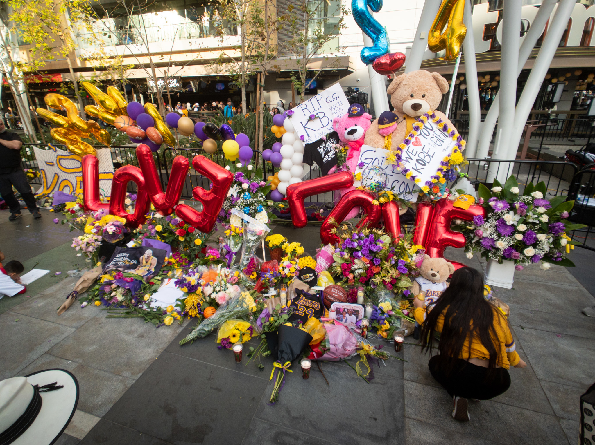 All Of Los Angeles Has Gone Purple And Gold In Honor Of Kobe Bryant