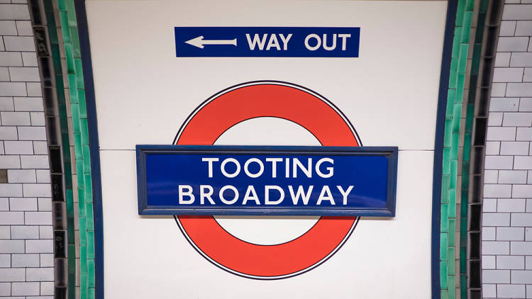 Tooting tube sign