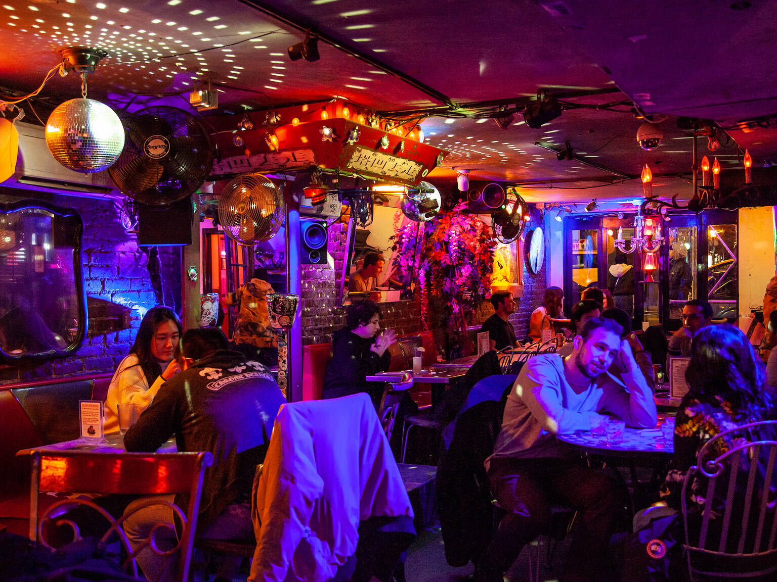 The 15 best cheap happy hours at dive bars and lounges in NYC