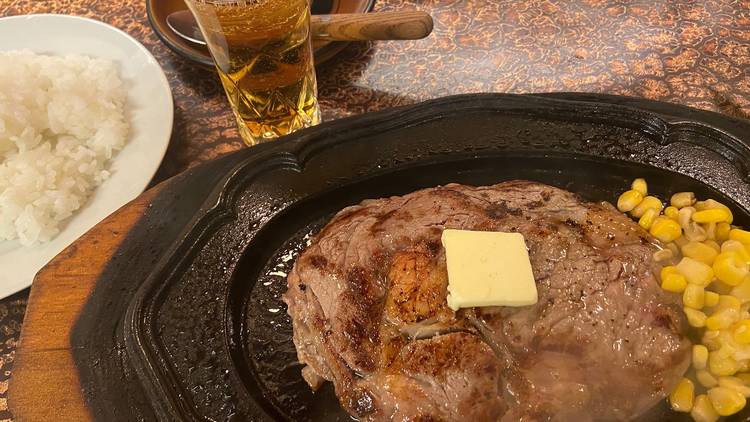 ゴリゴリの肉を食べに行く。