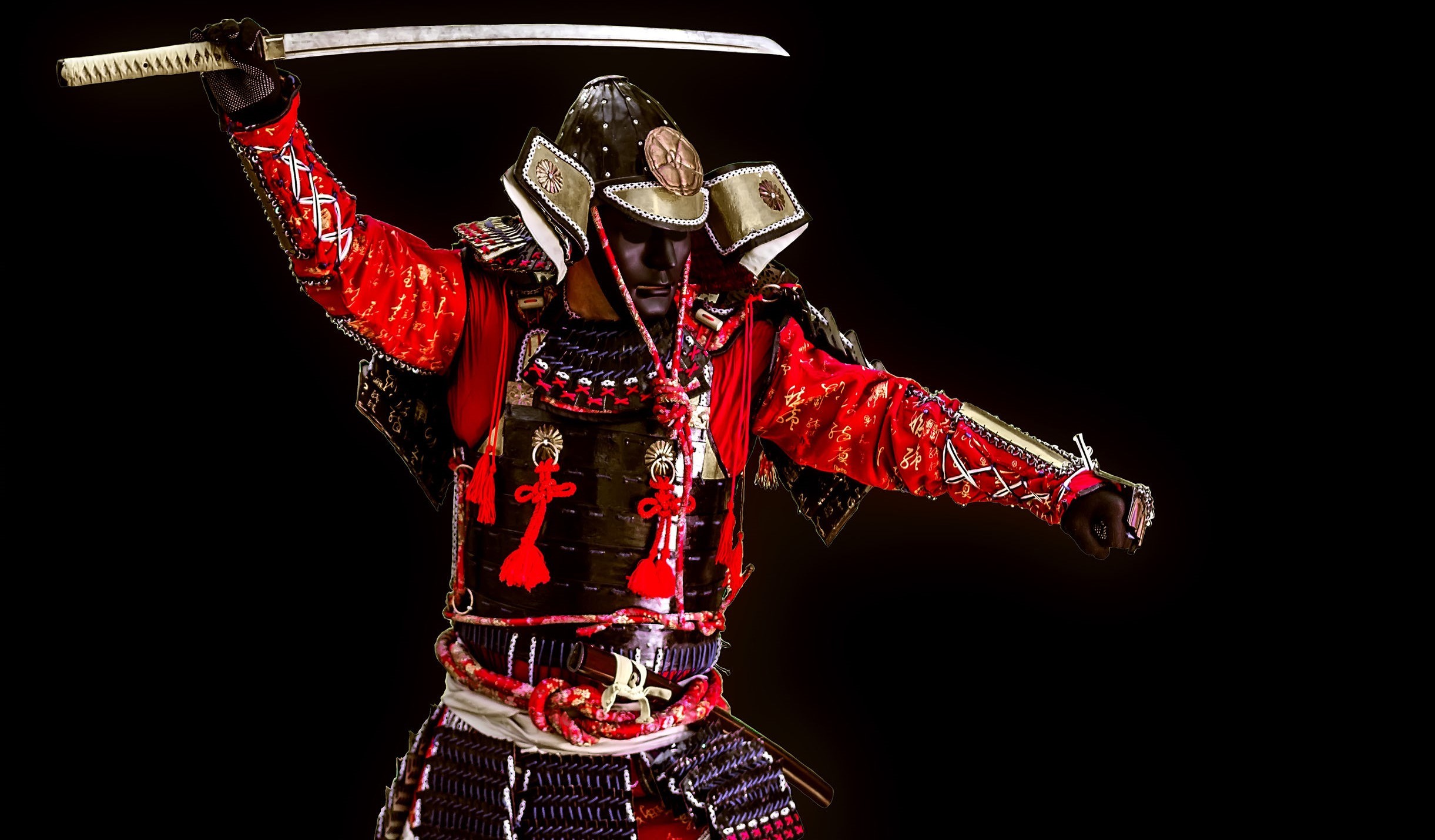 Самурай в доспехах с мечом в нападении