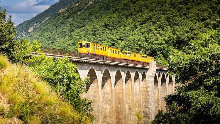 El catric-catrac del tren groc a la frontera