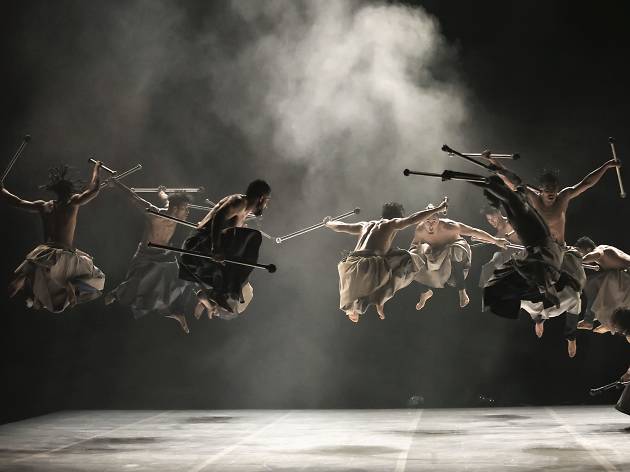 Compagnie Hervé Koubi: Les nuits barbares ou les premiers matins du monde Compagnie Hervé Koubi: Les nuits barbares ou les premiers matins du monde