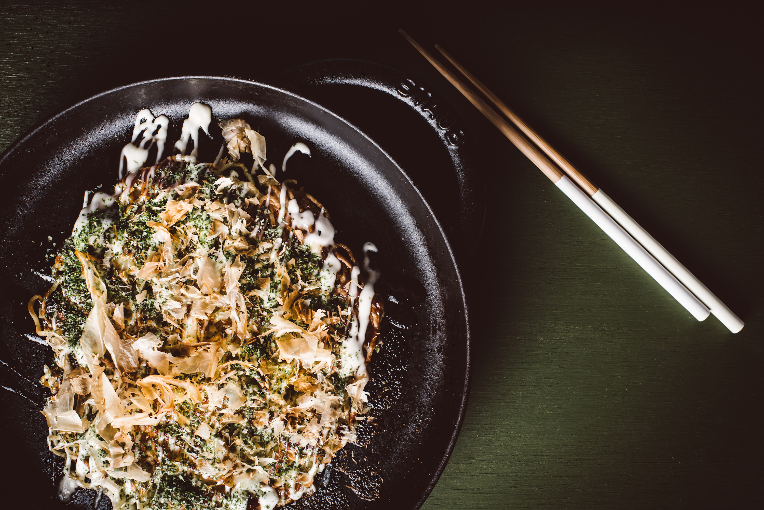 Гайджин ресторан. Окономияки. Okonomiyaki with Noodles. Окономияки стайл это. Hiroshima Style Okonomi Yaki using 100 Buckwheat Noodle.