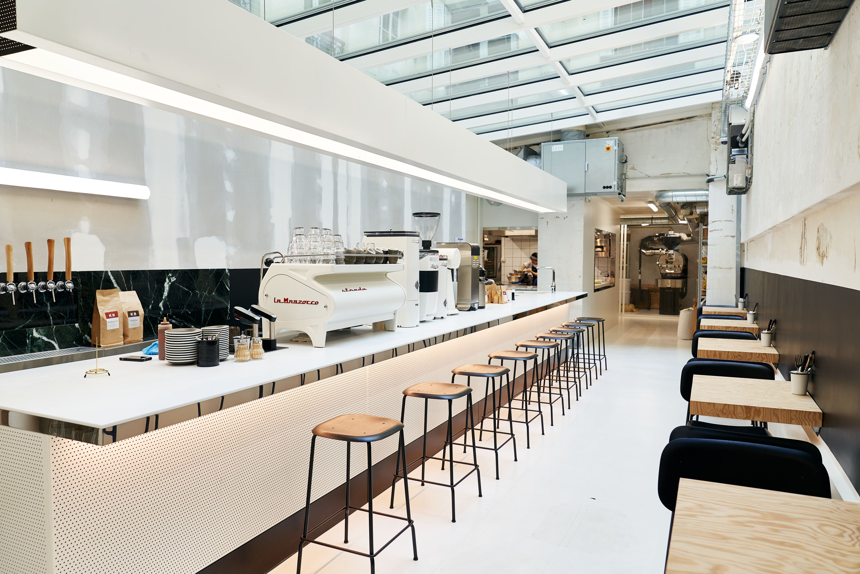 25 Rue Amelot – Un immense espace industriel baigné de lumière dédié à la torréfaction artisanale, combinant coffee shop de pointe et brunch soigné.