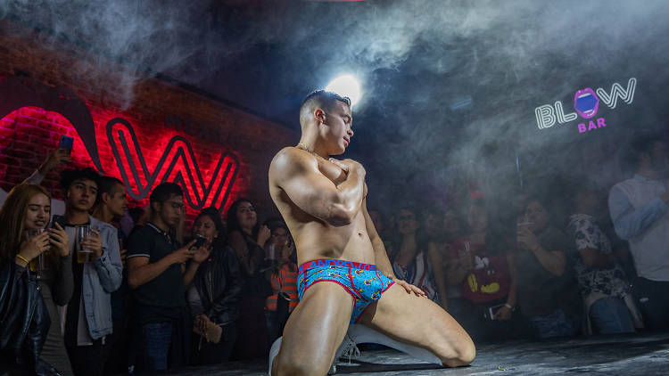 Blow bar es uno de los nuevos antros y bares gay de la cdmx