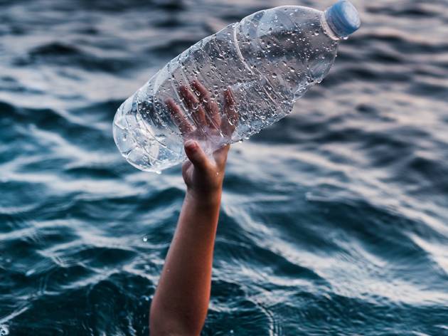 Diagonal Mar Contamination Of The Oceans , Result Of A Human Activities.