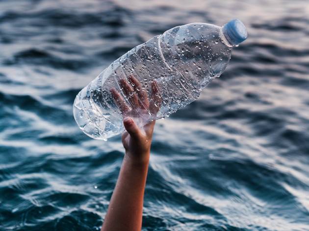 Diagonal Mar Contamination Of The Oceans , Result Of A Human Activities.