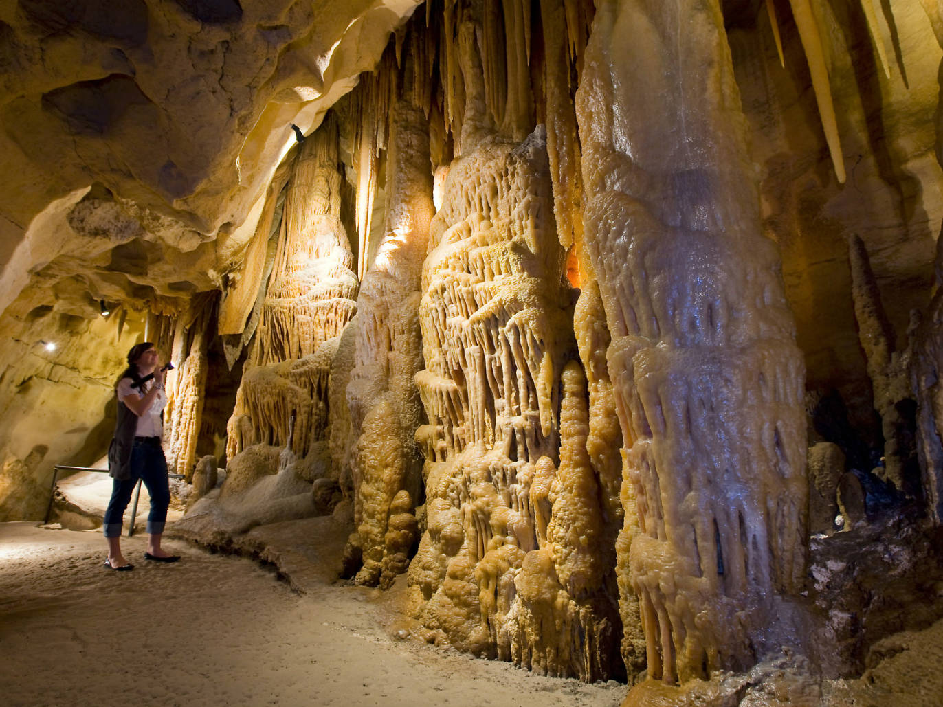 cave tours victoria