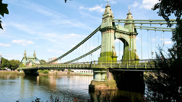 Hammersmith Bridge closed after heatwave worsens cracks