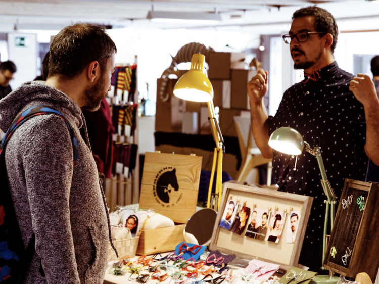 Este es el mercadillo más curioso en Madrid esta Navidad: todas las piezas, de joyería a iluminación, están hechas por arquitectos (y para todos los bolsillos)