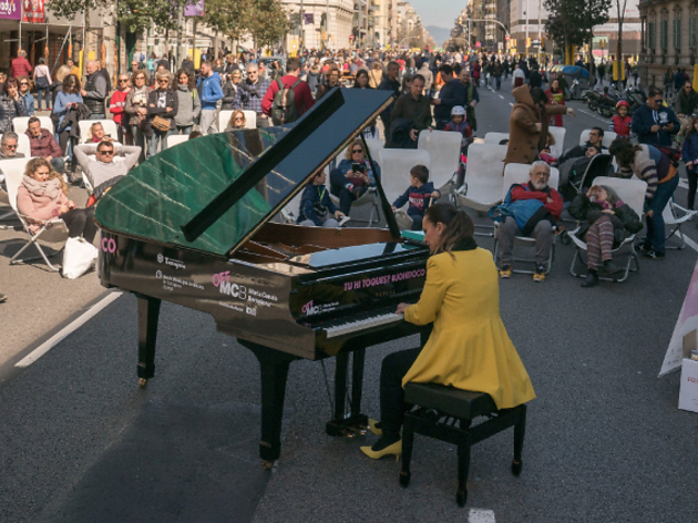 Pianista tocant un piano en el carrer Aragó tallat Pianista tocant un piano en el carrer Aragó tallat