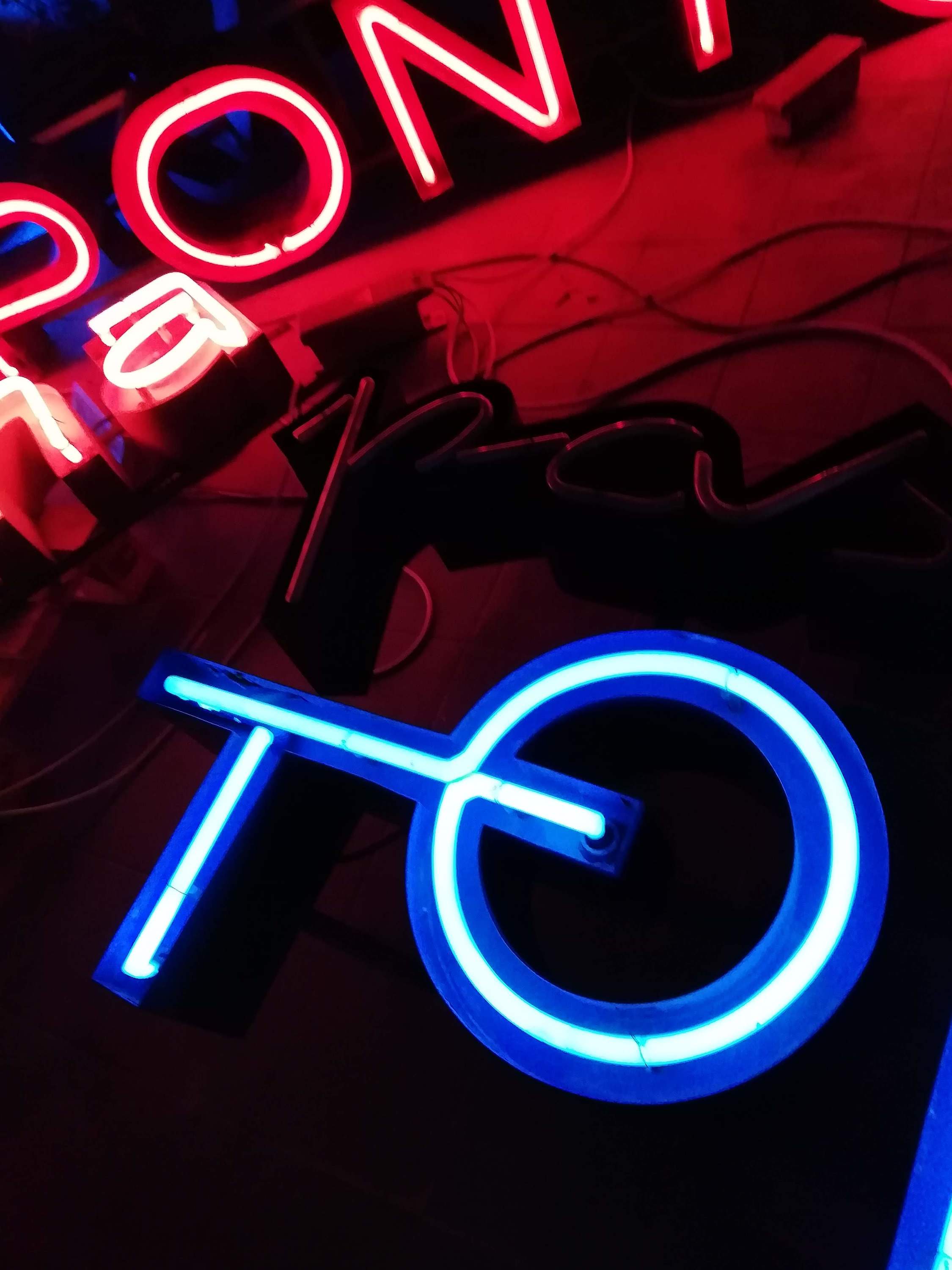letreiro galeria, neons