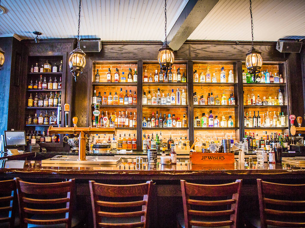 31 Best Pubs in Montreal to Wet Your Whistle with Perfect Pints