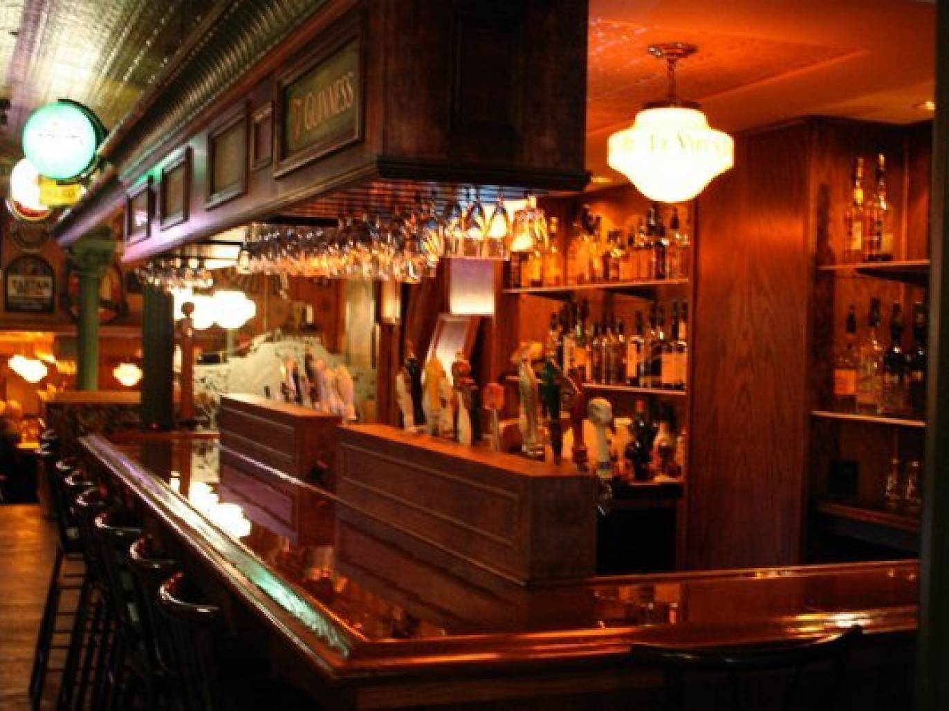 31 Best Pubs in Montreal to Wet Your Whistle with Perfect Pints