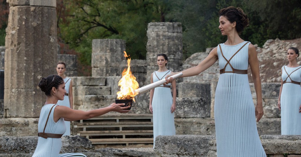 Одежда древних греков на церемонии зажжения олимпийского огня
