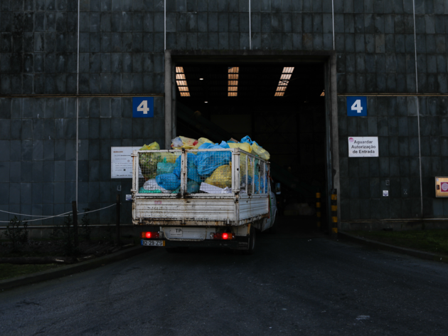Sabe o que acontece ao seu lixo? Conheça o percurso da reciclagem na Lipor Luvas, máscaras e lenços de papel não são recicláveis