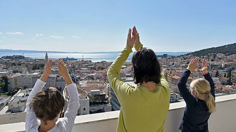 Organised applause for health workers in Split